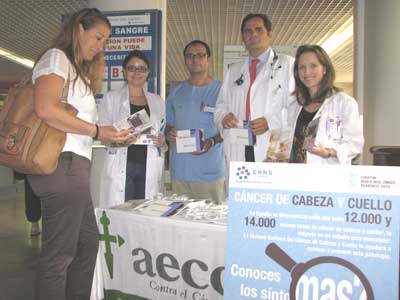 El voluntariado de la aecc en el Hospital Clínico San Carlos instala una mesa informativa