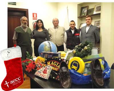 Entrega de los juguetes por parte de los trabajadores y trabajadoras de la empresa Reparalia