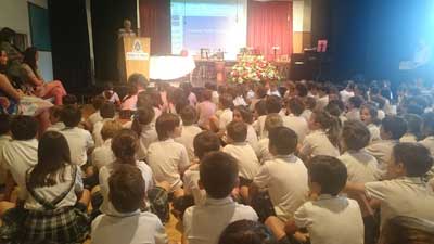 La AECC recibe mil euros del King´s College School de La Moraleja