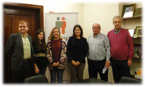 Firma de beca de investigación AECC Bizkaia a Lara Herrero 