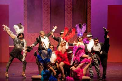 Nuevo lleno del auditorio ‘Joaquín Rodrigo’ de Las Rozas para disfrutar de la revista ‘Las Leandras’ a favor de la AECC