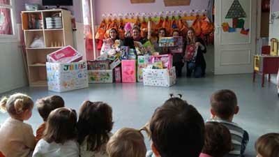 La Escuela Infantil ‘Fantasía’ entrega a la AECC de Leganés decenas de juguetes para la Residencia Oncológica