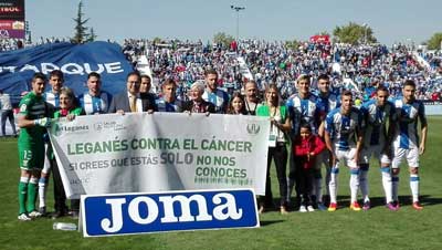 El Club Deportivo Leganés, su Ayuntamiento y la AECC visten de rosa el Estadio Municipal de Butarque