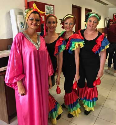 Voluntarias de la AECC interpretan a Celia Cruz en un musical colofón del 30º aniversario del Hospital Severo Ochoa de Leganés