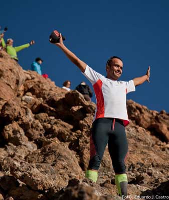 Momento de la llegada al Pico del Teide tras 280 kilómetros sin descanso