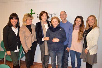 Ana Mármol recibe la ‘V de oro’ de la AECC tras dieciséis años al frente de la Asociación en Hoyo de Manzanares