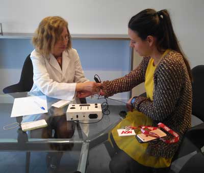 Empleados de la empresa Aon reciben de la AECC de Madrid información sobre prevención del cáncer de piel y de su propio fototipo