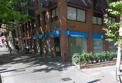 La AECC ofrece nociones sobre prevención de cáncer de mama a empleados del Banco Sabadell