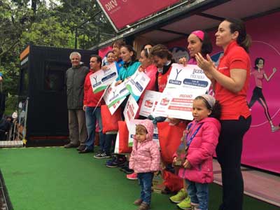 La AECC recibe 100.000 euros de la Carrera de la Mujer de Madrid gracias a 32.000 heroínas bajo la lluvia