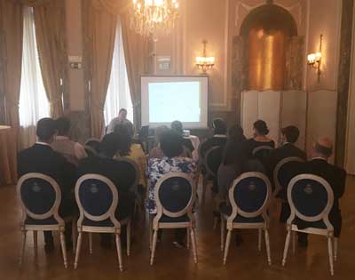 El doctor de la AECC Santiago Méndez se prodiga con dos conferencias de prevención el mismo día en General Electric y el Hotel R