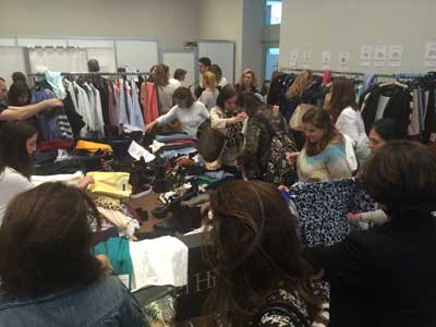 Bolsas repletas de prendas y solidaridad durante la primera participación de la AECC en el Rastrillo del Grupo Cortefiel