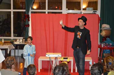 La AECC de Madrid celebra el ‘Día de la Magia’ en la Residencia Oncológica con motivo de la Navidad