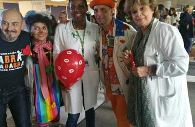 Voluntarios de la AECC de varios hospitales de Madrid celebran con besos el Día del Niño Hospitalizado