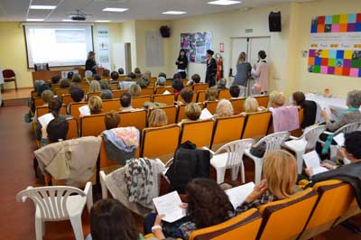 Representantes de 32 localidades madrileñas acuden a un encuentro anual de sedes locales de la AECC, que clausura su presidente 