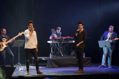 El dúo Gemeliers contagia con sus canciones el ‘Nuevo Apolo’ de alegría y solidaridad a favor de la AECC