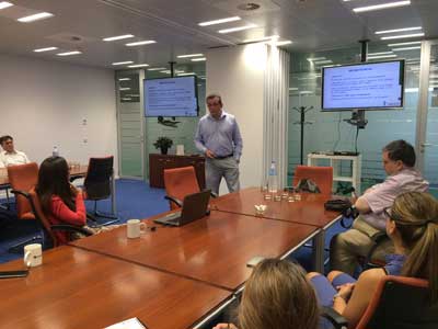 La AECC visita la sede madrileña de Globalvia para informar de protección solar a una veintena de empleados
