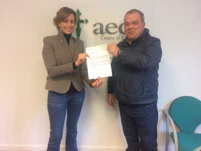 Hombres G entrega 10.000 euros y Reparalia, decenas de juguetes a la AECC de Madrid