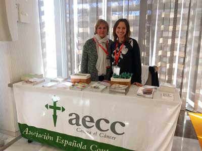 La AECC instala una mesa informativa en el XIX Simposio de Revisiones en Cáncer