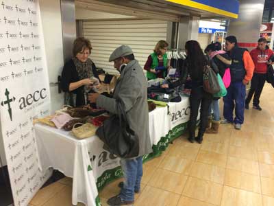 El Rastrillo de la AECC organizado en Metro de Madrid alcanza más de 1.300 euros en ventas