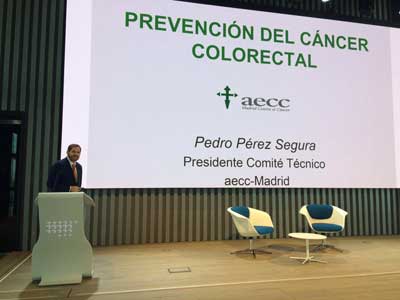 El doctor y miembro de la AECC Pedro Pérez imparte una conferencia en CEPSA con motivo del Día Mundial contra el Cáncer de Colon