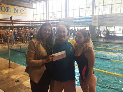 El Real Canoe Natación Club entrega mil euros a la AECC de una jornada solidaria en su piscina