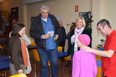 El ex jugador internacional de baloncesto Fernando Romay visita la Residencia Oncológica de la AECC de Madrid