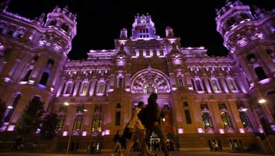 Madrid se viste de rosa con el apoyo de empresas, entidades e instituciones para celebrar el Día contra el Cáncer de Mama 