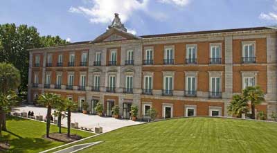 Empleados del madrileño Museo Thyssen-Bornemisza asisten a una conferencia sobre ejercicio y salud