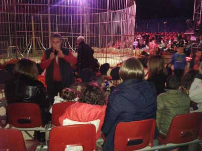 Ocho familias del programa ‘Ocio en Familia’ de la AECC de Madrid disfrutan del espectáculo del Circo Quirós 