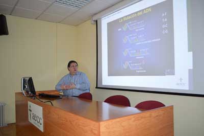 Los voluntarios del hospital del Henares de Coslada se forman en aspectos específicos del cáncer