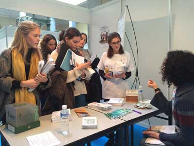 Decenas de jóvenes se interesan por la labor de la AECC en la feria del voluntariado VolunFair 2016 de Madrid