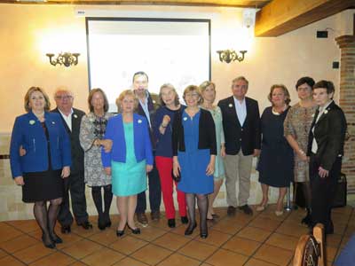 Cerca de un centenar de personas asiste al ‘Cocktail Solidario’ de la AECC de Majadahonda