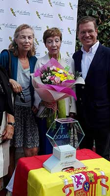 Multitudinario homenaje del restaurante ‘As de Bastos’ a la AECC en Majadahonda 