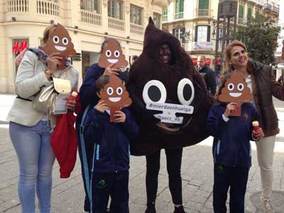 Éxito de la Campaña de AECC con la #mierdaenhuelga en Málaga