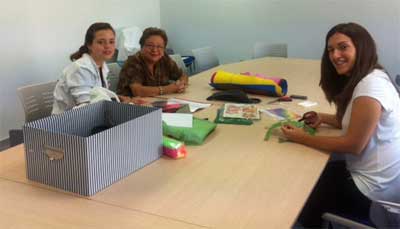 Primer día del taller de manualidades con nuestras monitoras  (Sandra, izquierda y Elena, derecha) y Carmen Puebla, una de nuest