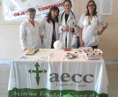 Mesa informativa en el hospital del Henares