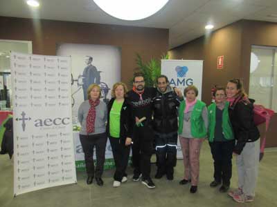 Cerca de un  centenar de personas se mueve a ritmo de la zumba solidaria a favor de la AECC de Móstoles