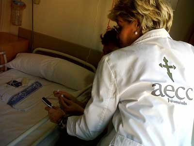 Voluntaria enseñando el funcionamiento del mp3