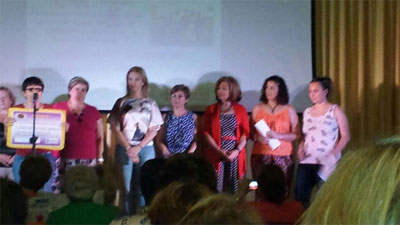 La Concejalía de Mujer de Torrejón de Ardoz entrega un cheque de 400 euros a la AECC