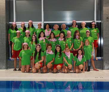 Nadadoras de CN Torrelavega con el pañuelo rosa