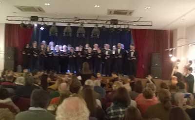 Un centenar de espectadores, en el Concierto Benéfico de Navidad para la AECC de Navalagamella