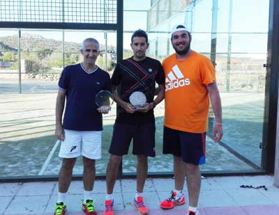 Nueve parejas toman parte en el Torneo de Pádel a favor de la AECC de Navalafuente