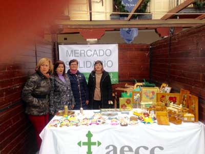 El stand de la AECC instalado en el Mercadillo Solidario de Navalcarnero logra 106 euros en ventas