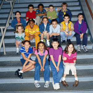 Niños sentados en una escalera