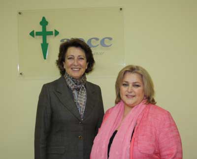 Isabel Oriol y Ana Isabel Lima en la la firma del convenio entre la AECC y el CGTS