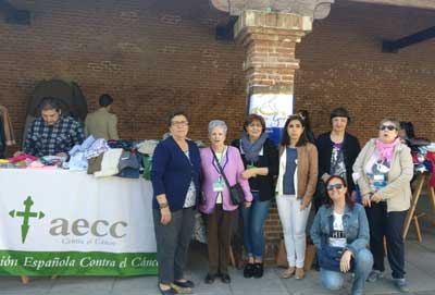 El mercadillo benéfico ‘Ropa guapa’ genera 215 euros para la AECC de Parla
