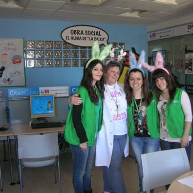 Cestas de colores, caretas de conejitos y un montón de huevos de Pascua en el Hospital Ramón y Cajal