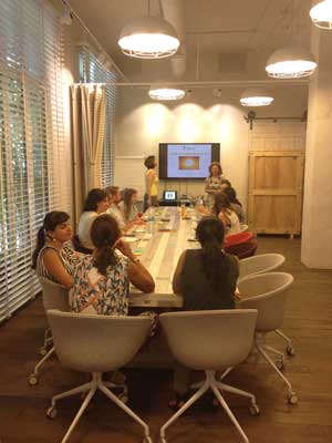 Los empleados de ‘Pepe Jeans’ de Madrid se interesan por la protección solar y el cáncer de piel