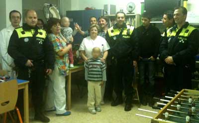 La policía visita el Hospital 12 de Octubre. Foto de grupo