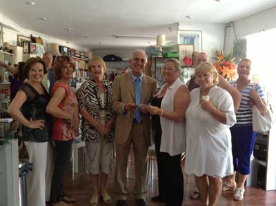 “Pret-a-Portals Glitz and Glamour” de Cala Nova Cancer Care Charity Shop